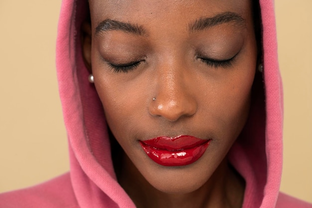 Femme Noire Dans Un Sweat à Capuche Rose