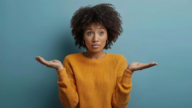 Une femme noire douteuse hausse les épaules avec hésitation a une expression faciale désemparée