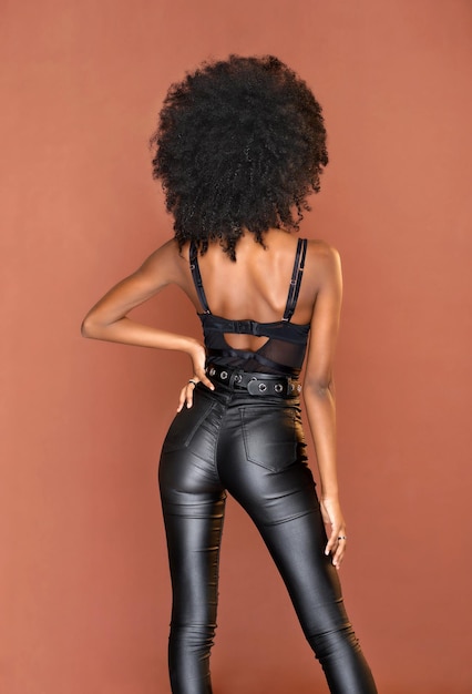 Photo femme noire élégante méconnaissable en studio