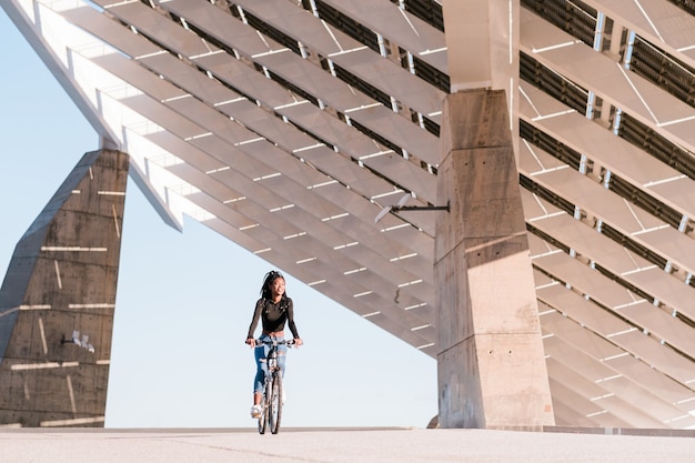 femme noire, faire du vélo dans la rue de la ville