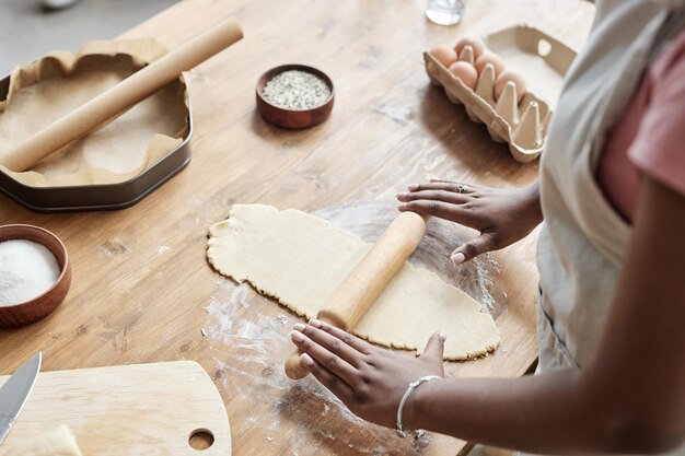 Photo femme noire faisant des pâtisseries maison et de la pâte à rouler