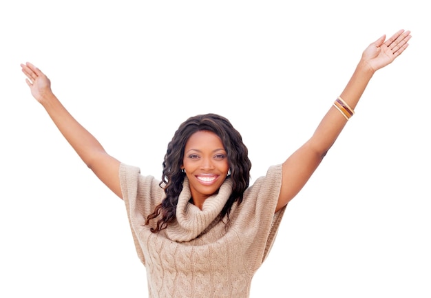 Photo femme noire heureuse et les bras s'étirant dans le studio portrait avec célébration de succès ou but par fond blanc fille africaine sourire et vainqueur avec acclamations pour la réalisation de la mode et les mains en l'air