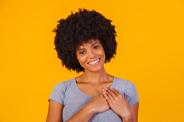 Femme Noire Heureuse Pleine D'espoir Tenant Les Mains Sur La Poitrine Se Sentant Heureuse Reconnaissante