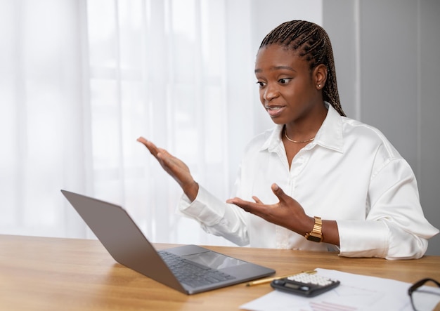 Une femme noire indépendante inquiète a une réunion en ligne avec son client