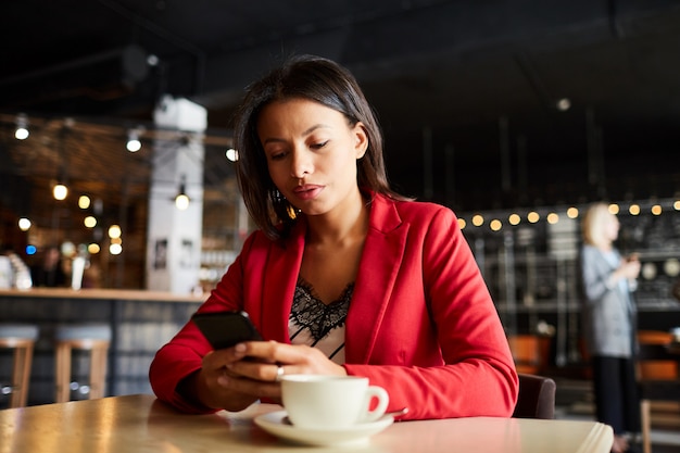 Femme noire interagissant sur les réseaux sociaux