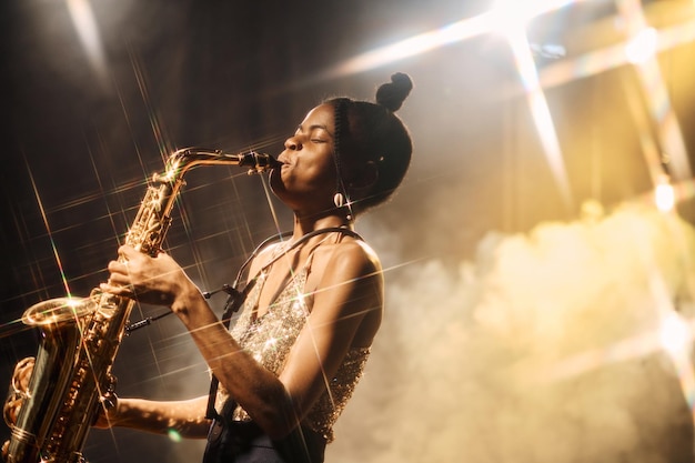 Une femme noire jouant du jazz lors d'un concert