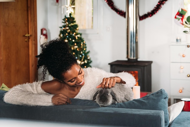 Femme noire avec lapin à Noël