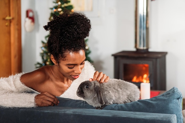 Femme noire avec lapin à Noël