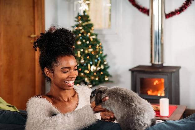 Femme noire avec lapin à Noël