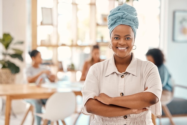 Femme noire leader et sourire avec le succès des bras croisés avec les affaires et heureux avec la croissance de carrière de l'entreprise en démarrage et au bureau femme afro-américaine manager et leadership confiant et fierté