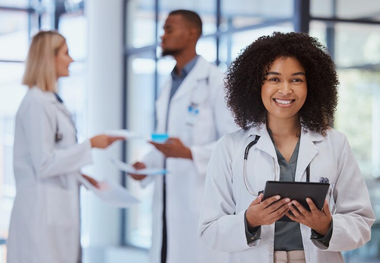 Photo femme noire médecin de la santé avec tablette pour la recherche en leadership hospitalier médical aide et confiance pharmacienne africaine avec des données de technologie numérique internet pour les résultats d'analyse de la médecine
