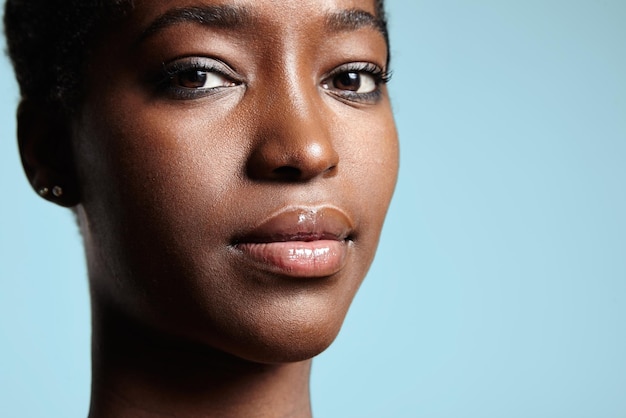 Femme noire avec une peau parfaite