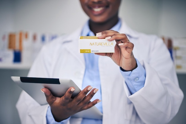 Femme noire pharmacien et mains avec comprimés et suppléments de soins de la peau en pharmacie pharmacie et soins de santé Technologie médicale professionnelle ou médecin avec des pilules pour l'anesthésie en chirurgie