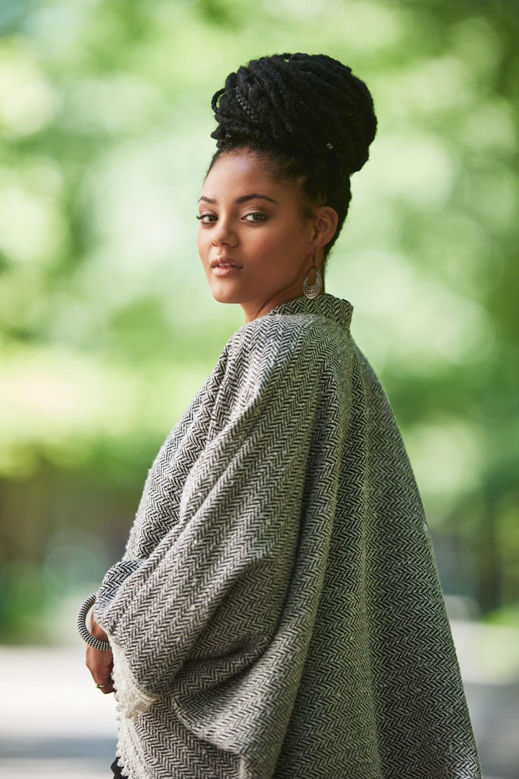 Photo femme noire en plein air et sourire pour la mode avec confiance tenue élégante et vêtements à la mode au brésil personne féminine à l'extérieur et portrait dans le style urbain pour les vêtements de luxe en tant que designer et styliste