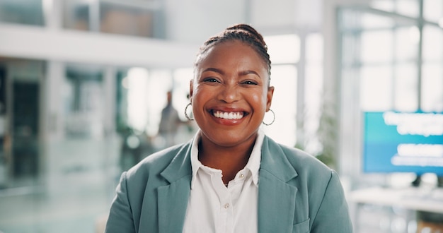 Femme noire professionnelle et portrait au bureau pour les affaires rire et fierté pour la conférence Carrière femme personne et directeur des relations publiques avec confiance pour l'événement ambition et positif