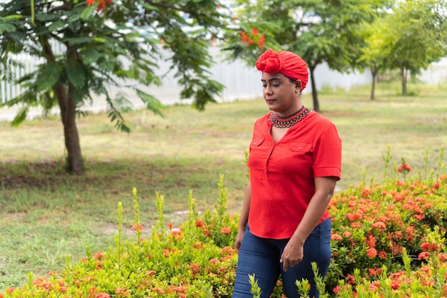 Femme Noire Profitant D'une Promenade Dans La Nature