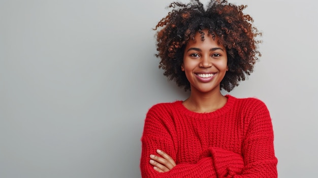 Photo une femme noire en pull rouge souriante