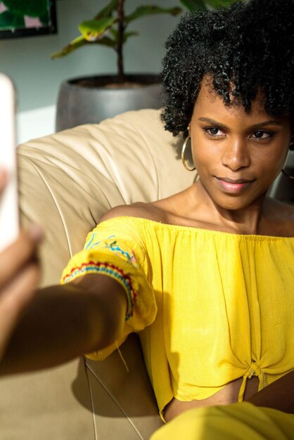 Photo une femme noire qui prend un selfie.