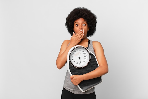 Femme noire de remise en forme afro avec une balance ou une balance