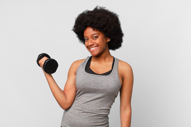 Femme noire de remise en forme afro avec un haltère