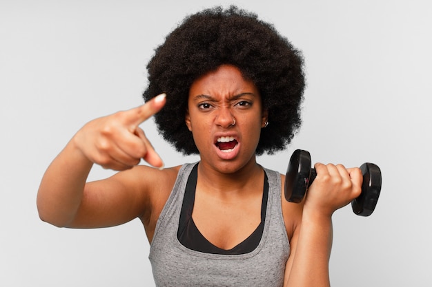 femme noire de remise en forme afro avec un haltère