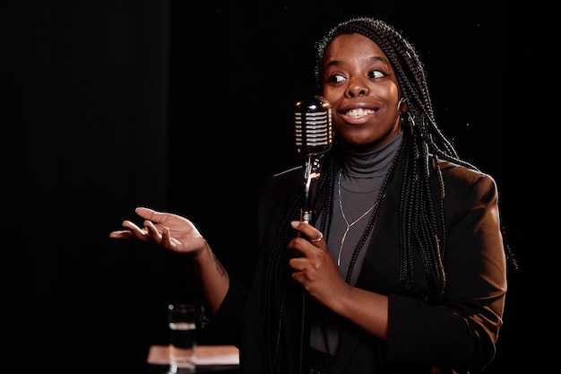 Une femme noire se produisant dans un spectacle de stand-up