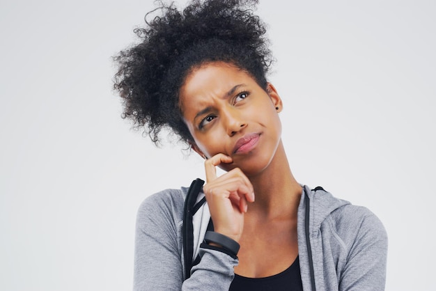 Photo femme noire sérieuse et isolée pensant à l'idée d'entraînement de fitness ou à la planification d'exercices et d'objectifs de santé