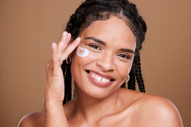 Femme noire soins de la peau beauté et visage avec crème sur la joue pour une peau lisse protection contre les rides crème et autonomisation des cosmétiques Portrait d'un sourire heureux et confiant et d'une maquette de lotion biologique