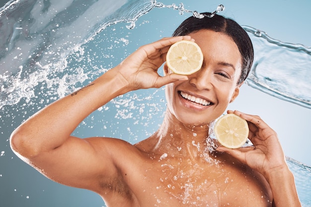 Femme noire soins de la peau et éclaboussures d'eau cosmétique au citron pour la vitamine c nutrition santé de la peau d'agrumes et bien-être naturel Modèle sain visage heureux avec un sourire et une fille annonçant des soins du visage