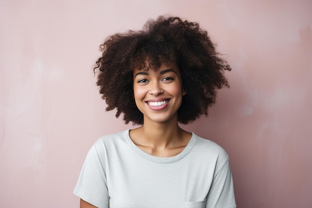 Femme noire souriant dans un studio