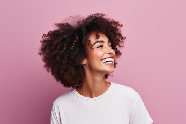 Femme noire souriant dans un studio