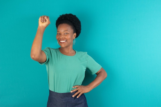 Femme noire souriant et faisant un geste avec un fond vert