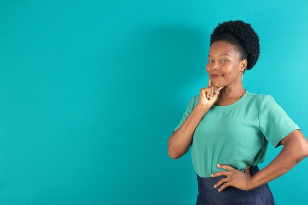 Femme noire souriant et faisant un geste avec un fond vert