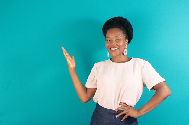 Femme noire souriant et faisant un geste avec un fond vert