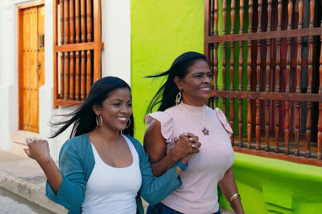 Femme noire souriante marchant avec sa mère