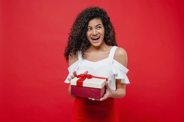 Femme noire, sourire, à, boîte-cadeau, à, ruban