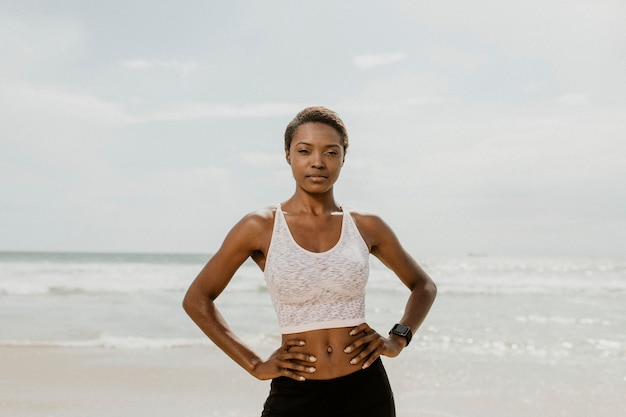 Femme noire sportive confiante sur la plage