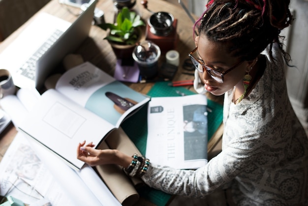 Photo femme noire travaillant sur son bureau