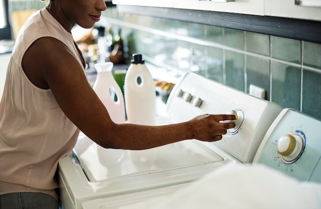 Femme noire, utilisation, machine à laver