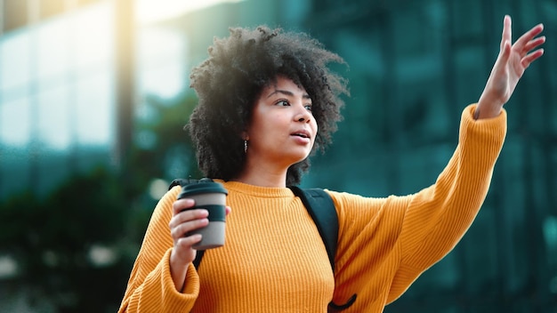 Femme noire ville et arrêt de taxi avec sourire soleil et aventure urbaine sur le trottoir en été Fille en plein air et rue dans le métro pour le transport en bus ou service de transport avec bonheur vacances ou voyage