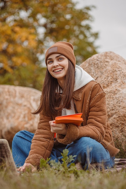 femme nomade numérique voyageant avec un ordinateur portable travaillant sur un projet indépendant sur un ordinateur portable