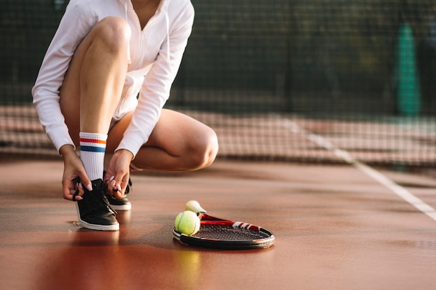 Femme nouant les lacets avant l'entraînement