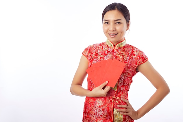 femme de nouvel an chinois tenant une enveloppe rouge