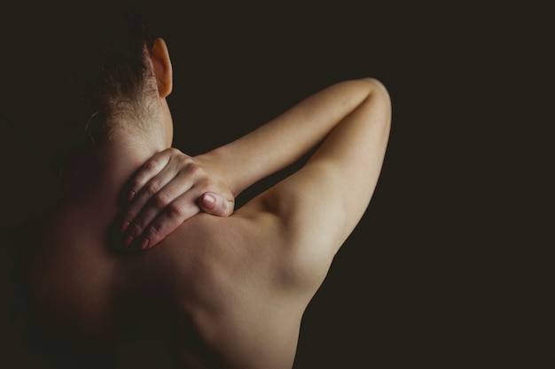 Femme nue avec une blessure au cou
