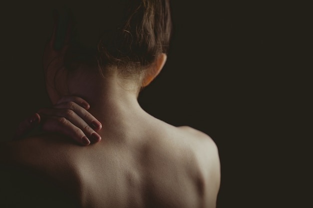 Femme nue avec une blessure à l&#39;épaule