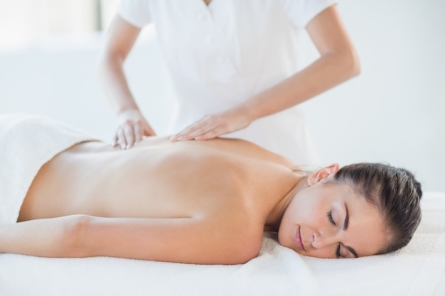 Femme nue détendue recevant un massage