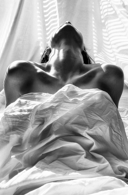Femme nue sous couverture