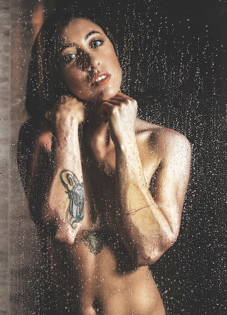 Femme nue sous la douche