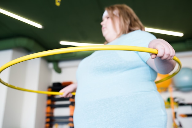 Femme obèse avec Hula Hoop