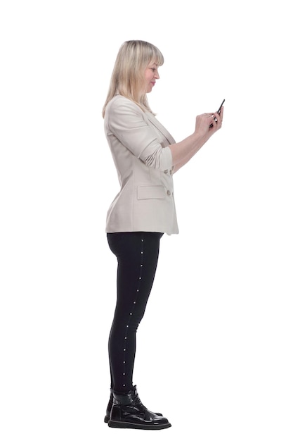 Femme occasionnelle choisissant le bon contact sur son smartphone